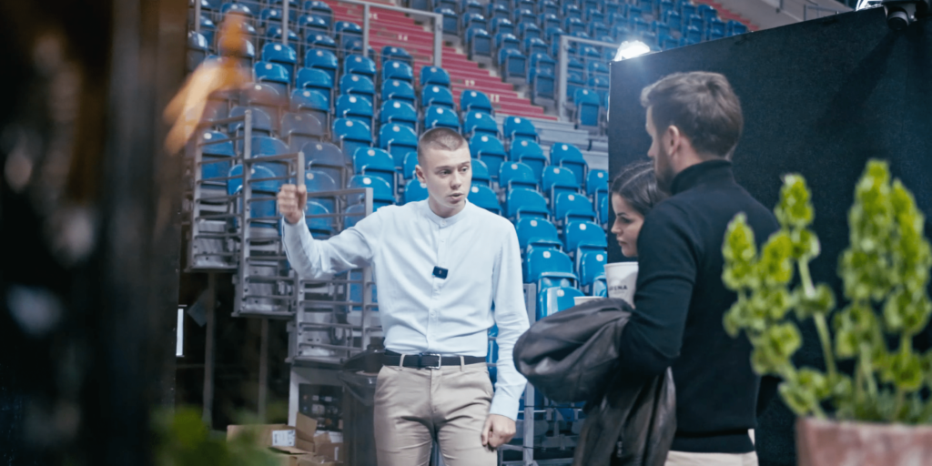 Zdjęcie z targów TNiBD 2024 w Krakowie, ukazujące emocje i zaangażowanie zespołu Restairs ZSTEP. Profesjonalna wideorelacja podkreślająca nowoczesne podejście do marketingu w branży nieruchomości, wzmacniająca wiarygodność marki.