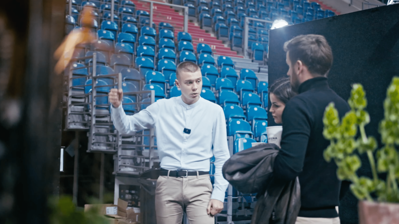 Zdjęcie z targów TNiBD 2024 w Krakowie, ukazujące emocje i zaangażowanie zespołu Restairs ZSTEP. Profesjonalna wideorelacja podkreślająca nowoczesne podejście do marketingu w branży nieruchomości, wzmacniająca wiarygodność marki.