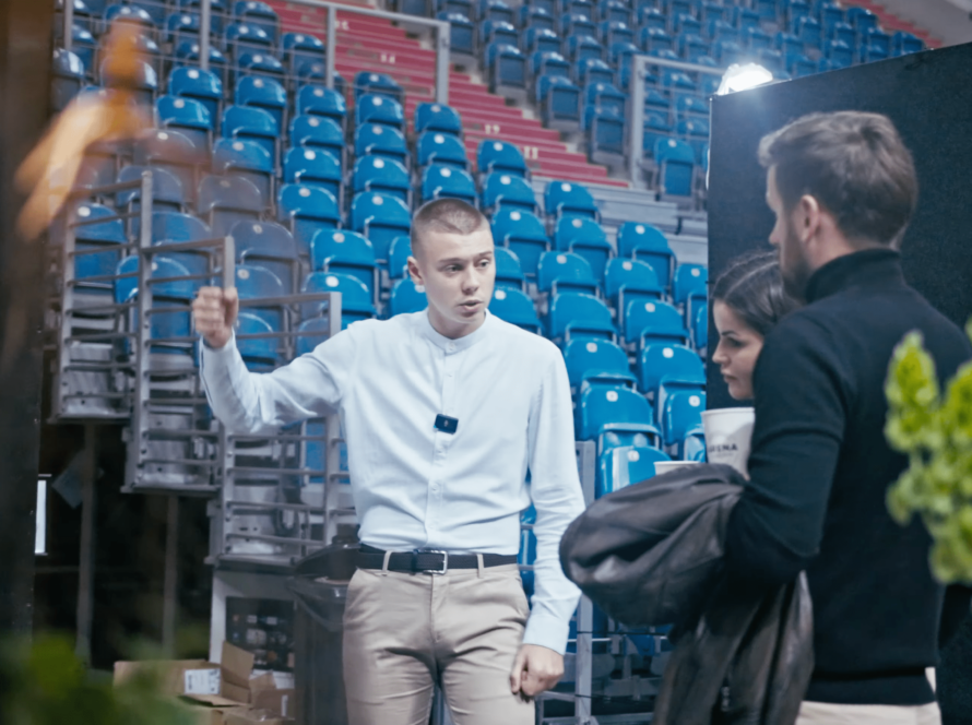 Zdjęcie z targów TNiBD 2024 w Krakowie, ukazujące emocje i zaangażowanie zespołu Restairs ZSTEP. Profesjonalna wideorelacja podkreślająca nowoczesne podejście do marketingu w branży nieruchomości, wzmacniająca wiarygodność marki.